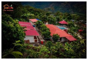 QuillabambaSONCCO LODGE-RESTAURANT的享有红色屋顶房屋的空中景致