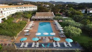 卡达克斯索尔艾克森特酒店的享有带游泳池和遮阳伞的度假村的空中景致