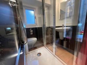 切法卢Cefalù cozy flat的带淋浴、卫生间和盥洗盆的浴室
