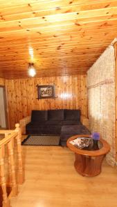 亚列姆切Cottage "Lure"的客厅配有沙发和桌子