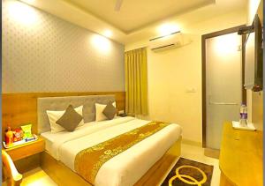 新德里Hotel Qubic Stay Near Delhi Airport的一间卧室,卧室内配有一张大床