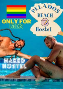 皮帕Pelados Beach Hostel的两个男人坐在游泳池里