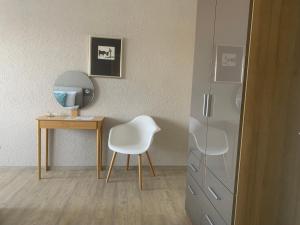 瓦尔德克Fi-Suiten的客房设有桌子、椅子和书桌。