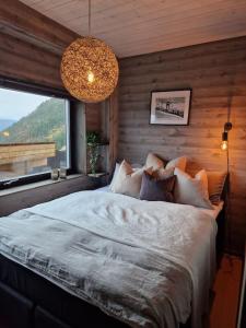 斯屈勒斯塔穆Ny, eksklusiv hytte til leie på Voss的一间卧室设有一张大床和一个窗户。