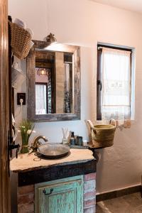 丘斯滕迪尔Вила Китна的一间带水槽和镜子的浴室