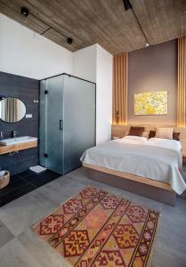 久姆里Erkan Alek Heritage Hotel的一间带大床的卧室和一间浴室