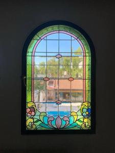 门多萨CASA ALMA LUXURY HOME的享有游泳池景致的彩色玻璃窗