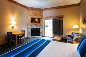 尼亚加拉瀑布Great Wolf Lodge Waterpark Resort的酒店客房配有一张床和一个壁炉。