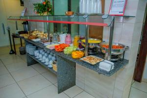 纳塔尔Brisa do Mar Beach Hotel的展示各种食品的自助项目