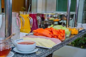 纳塔尔Brisa do Mar Beach Hotel的餐桌上摆放着自助食品和饮料