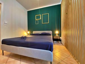 博洛尼亚[FIERA] Bologna Expo Home的一间卧室设有一张床和绿色的墙壁