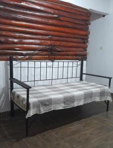 梅赛德斯dulce claudina的木墙客房的一张床位