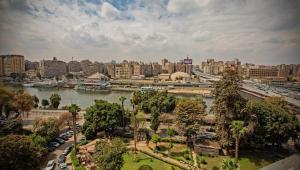 开罗Zamalek X Hostel的享有河流和桥梁的城市美景