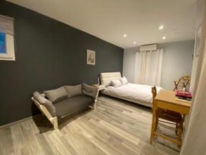 贝尔戈代尔La Villa Volpaso的一间卧室配有一张床、一张沙发和一张书桌