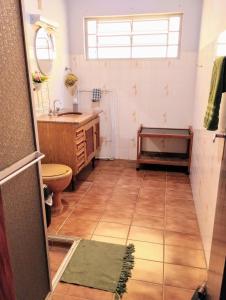 伊克斯雷玛Sua casa na Serra da Mantiqueira. 1h de SP的一间带水槽、卫生间和镜子的浴室