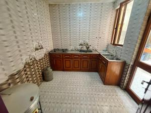 亚的斯亚贝巴METRO Deluxe Specious Home in a Great Neighborhood!!的大型浴室设有水槽和浴缸。
