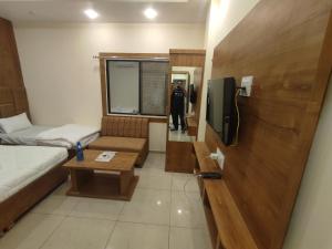 乌贾因The prime hotel的小房间设有一张床和一台电视机