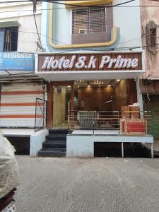 乌贾因The prime hotel的商店前的酒店标志