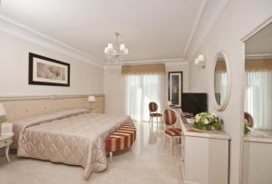 克卢日-纳波卡意大利圆山酒店的一间卧室配有一张床和一台电视