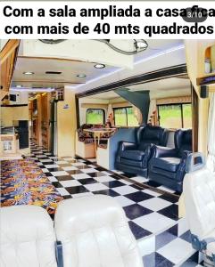 圣罗克Experiência num Luxuoso Motorhome的一辆带椅子和 ⁇ 板的火车车