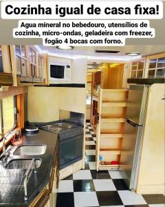 圣罗克Experiência num Luxuoso Motorhome的厨房铺有黑白的格子地板。