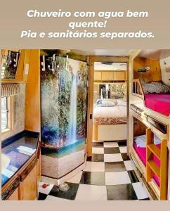 圣罗克Experiência num Luxuoso Motorhome的带一张床和一间浴室的房间