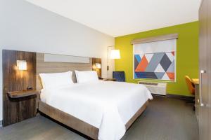 杰克逊维尔Holiday Inn Express Hotel & Suites Jacksonville - Mayport / Beach, an IHG Hotel的一间设有大床和窗户的酒店客房