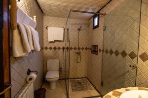 布马伦萨路卡达德斯酒店的带淋浴和卫生间的浴室