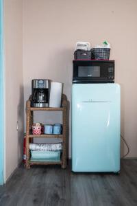 罗萨里托Be steps away from the beach - Downtown Rosarito的客房配有冰箱和微波炉。