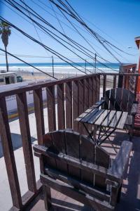 Be steps away from the beach - Downtown Rosarito的阳台或露台