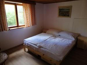 多克西Chata U Selské rokle的一间带床的卧室,位于带窗户的房间内