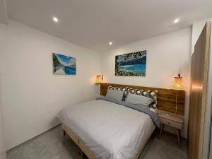 利莫内-苏尔加达B&B Casa Limone的卧室配有一张床,墙上挂有两张照片