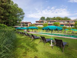 卢加诺Park Hotel Principe - Ticino Hotels Group的游泳池旁一排带遮阳伞的椅子