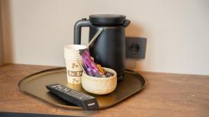 霍尔斯特布罗Hotel Nørreport的咖啡壶,带杯和遥控器