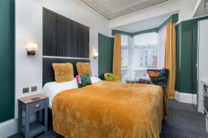 斯卡伯勒Glenholme Guest House - Room Only的酒店客房设有床和窗户。