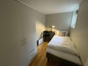 奥勒松Apartment close to Aalesund center的一间小卧室,配有床和窗户