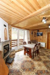 亚列姆切Cottage "Karpatske Shale"的一间带桌子和壁炉的用餐室