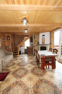 亚列姆切Cottage "Karpatske Shale"的客厅配有桌子和沙发