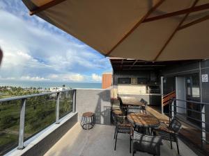卡贝德卢Park Del Prado-INTERMARES的一个带桌椅的海景阳台
