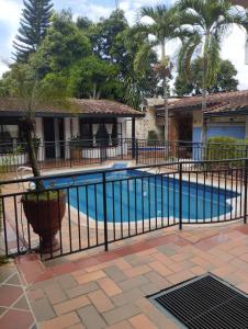 La PlataHotel y Restaurante Casa Medina的房屋前游泳池周围的围栏