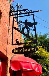 圣保罗Pousada Bat N Breakfast No Beco do Batman的建筑一侧的酒吧标志和早餐