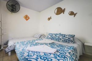 卡波布里奥卡布弗里乌旅馆的一间卧室配有蓝色和白色床单