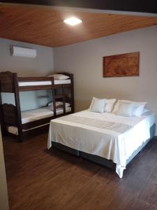 德尔菲诺波利斯pousada solar da canastra的一间卧室配有一张床和两张双层床。
