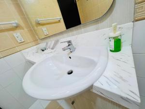迪拜AlRaef Luxury Apartments的浴室设有白色水槽和镜子