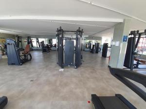 巴西利亚Belo Flat Resort Lake Side Beira Lago的一间健身房,里面装有一堆设备