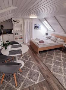 巴拉通尤洛克Holdfény Apartman的卧室配有一张床和一张桌子及椅子