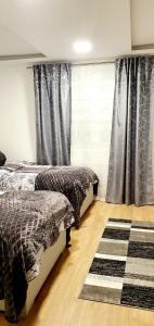 林茨3-Zimmer- Wohnung in Traun, nähe Linz und Wels的一间卧室配有两张床和一张格子地毯