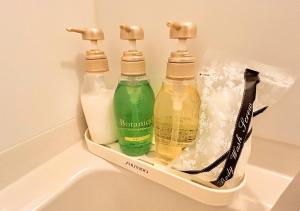 对马市Hotel MitsuWakan - Vacation STAY 15763v的抽屉里两瓶洗涤剂和肥皂