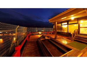 日田市Mikuma Hotel - Vacation STAY 63475v的夜间的游船甲板