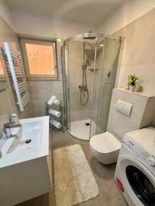 拉巴克Seaview Apartment Bojan Rabac的带淋浴、卫生间和盥洗盆的浴室